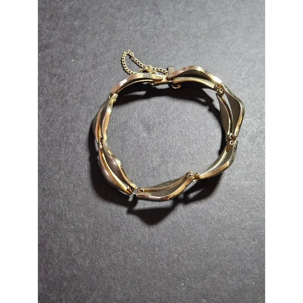 Vintage Monet gold tone bracelet 6.75